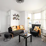 Extended Stays-Parking-Sleeps5-By Fabaccommodation