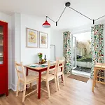 Extended Stays-Parking-Sleeps5-By Fabaccommodation