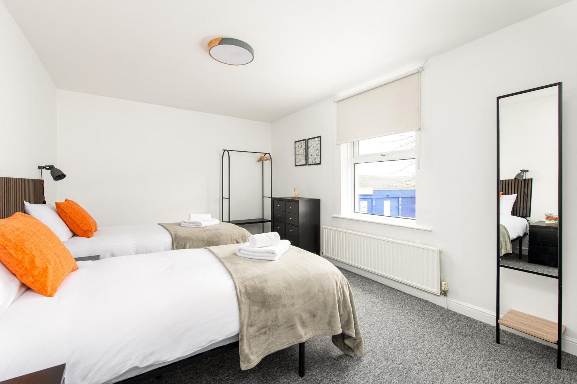 Extended Stays-parking-sleeps5-by Fabaccommodation